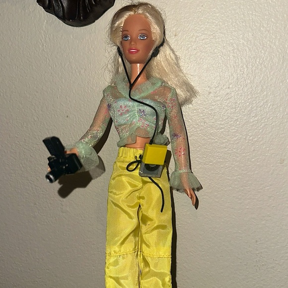Vintage Mattel Barbie Doll Generation Girl w/ Outfit, Headphone, & Camera - Picture 6 of 15